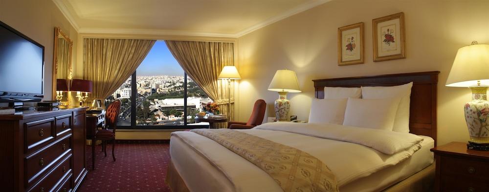 Regency Palace Амман Экстерьер фото A bedroom at the Grand Hotel