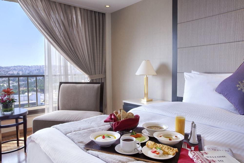Regency Palace Амман Экстерьер фото A room at the hotel