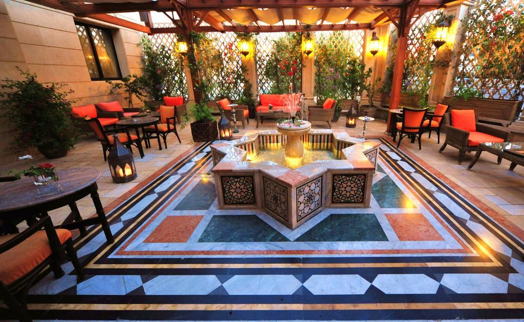 Regency Palace Амман Экстерьер фото The hotel's courtyard