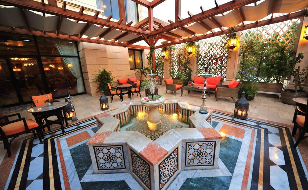 Regency Palace Амман Экстерьер фото The hotel's courtyard