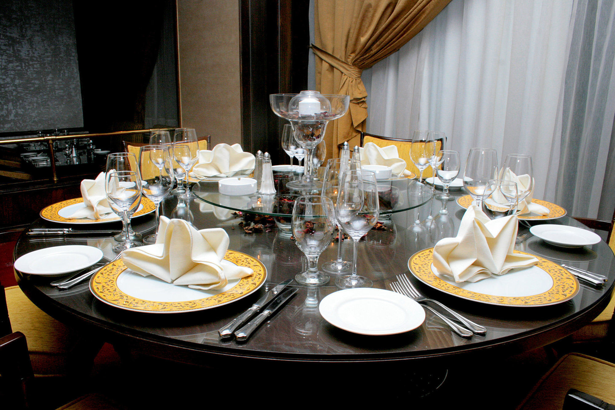 Regency Palace Амман Ресторан фото A table set for a formal dinner