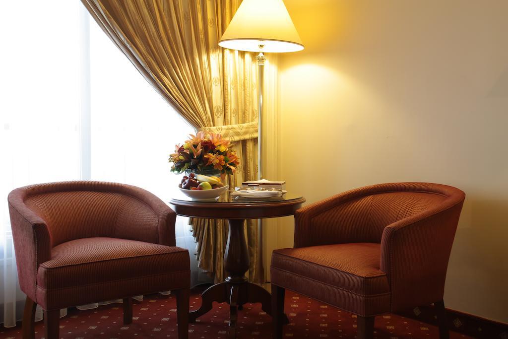 Regency Palace Амман Экстерьер фото A hotel room