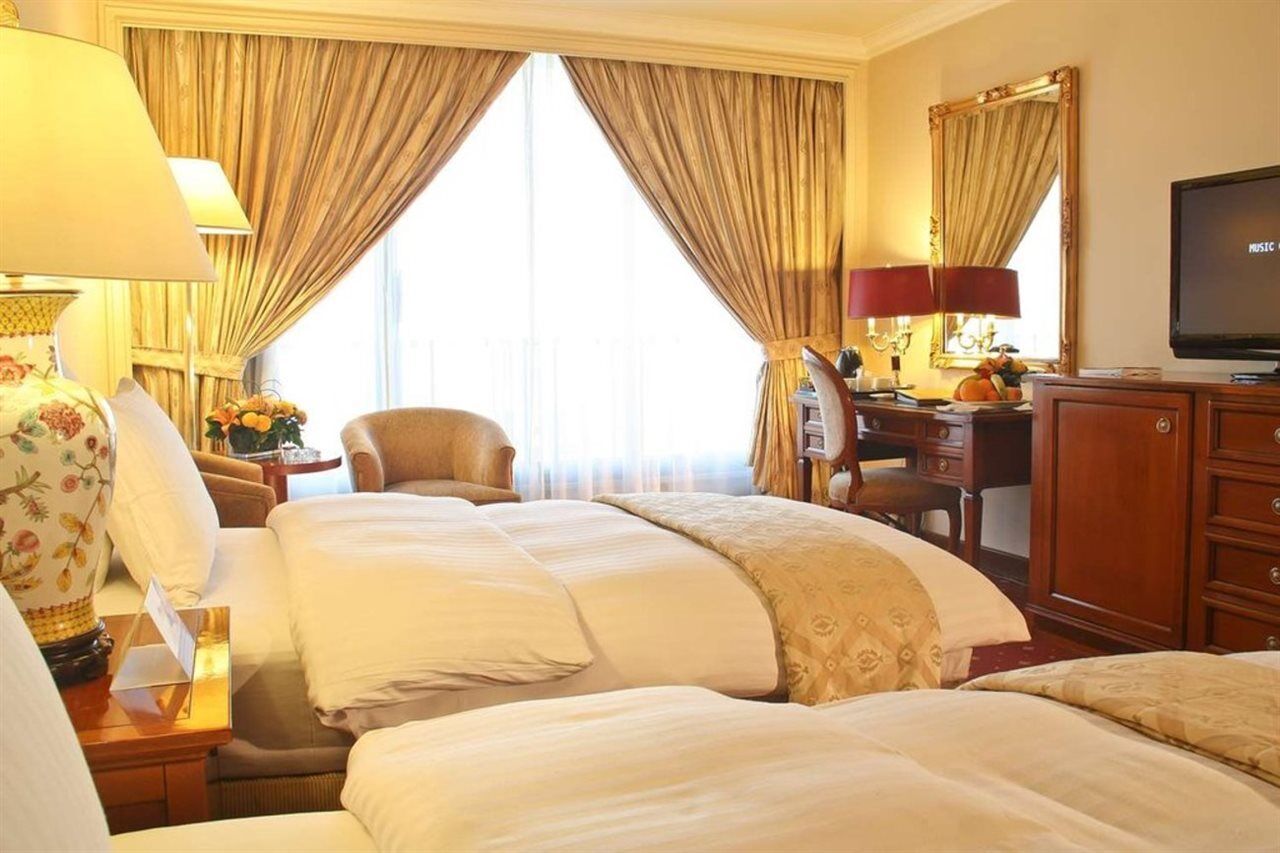 Regency Palace Амман Экстерьер фото A room at the Four Seasons Hotel, London
